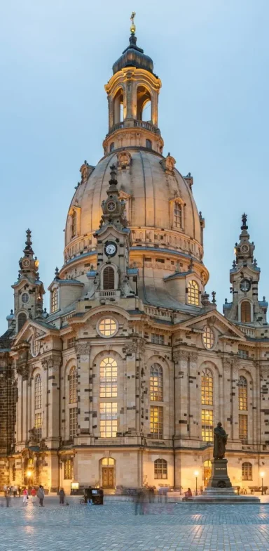 Die Frauenkirche in Dresden, prachtvoll erleuchtet bei Dämmerung.